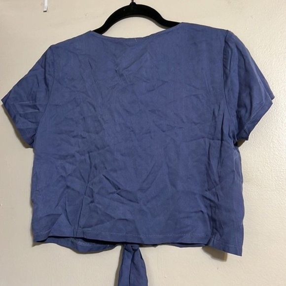 3/$25 I Joah tie front button up crop top - Picture 4 of 4